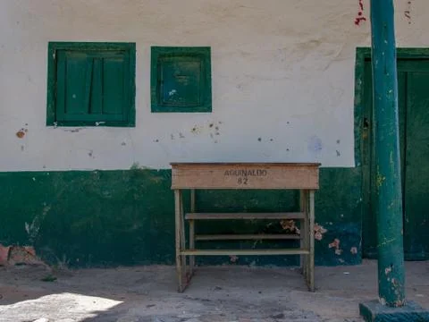 An old school desk left in front of a house at the colonial town of Chiquiza, Stock-Fotos
