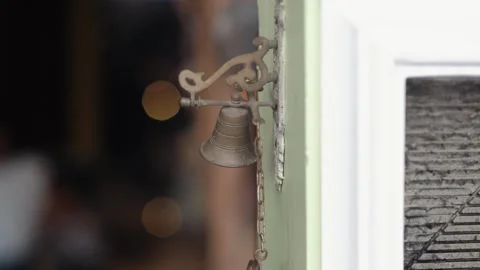 Old School golden bell front a door of a house moving and tinkling Vídeos de archivo 295168248