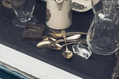 Old second-hand objects in an antique store in strasbourg Foto stock