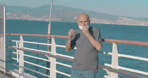 Old senior 70+ man using face mask for protecting himself from virus. Pandemi Video stock 141338640