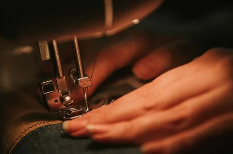 Old sewing machine with black thread scissors and needle, on a old grungy work Stockfoto's