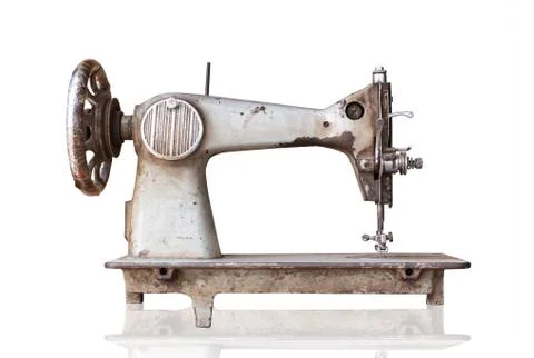 Old sewing machine isolated on white background with clipping path. Foto stock