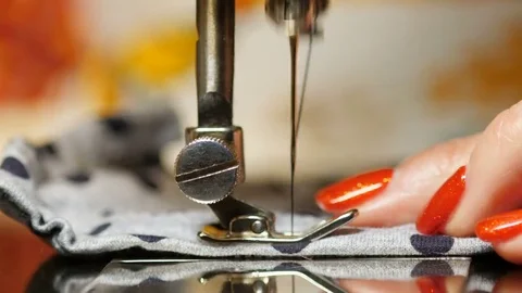 Old sewing machine in work process Vídeo Stock 82574712