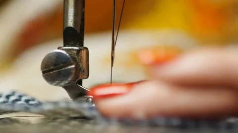 Old sewing machine in work process Vídeo Stock 82574750