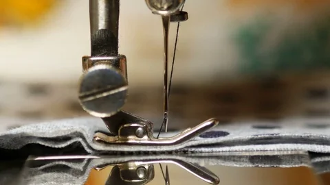 Old sewing machine in work process Vídeo Stock 82574812