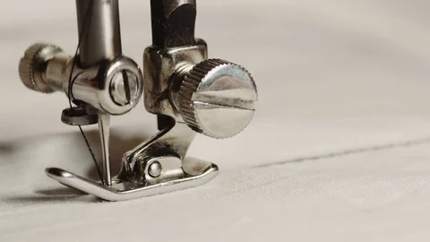 Old sewing machine in work process Vídeo Stock 82574942