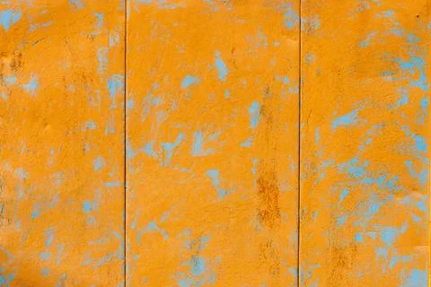 Old sheet steel surface painted yellow with partially peeled off paint Stockfoto's