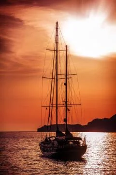 Old ship sailing to the sunset. Foto stock
