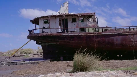 Old ship stranded on the shore 01 Vídeo Stock 303229503