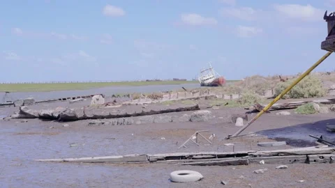 Old ship stranded on the shore 02 Vídeo Stock 303229618