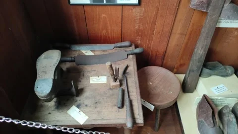 Old shoes and tools for making shoes in the "Schafferer Museum" in Pozuzo, Peru Vidéo 283671607