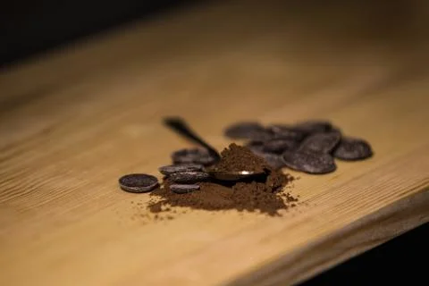 An old silver spoon with ground coffee and chocolate. Stockfoto's