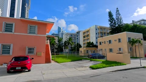 Old small apartment buildings next to supertall condominiums Edgewater Miami  Vídeos de archivo 345748825