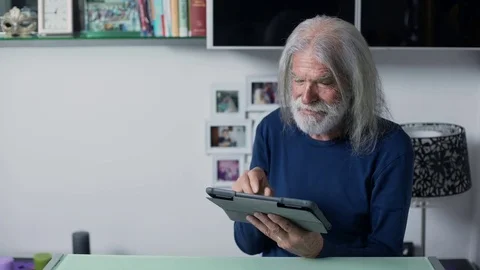  Old smiling man using tablet at home,portrait Stock-Footage 74982381