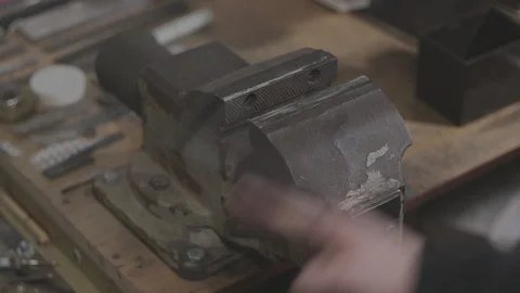 Old soviet mechanics bench vices are being contracted and expanded Vidéo 106262861