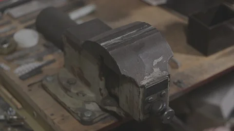 Old soviet mechanics bench vices are being contracted and expanded Vidéo 106263015