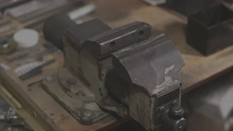 Old soviet mechanics bench vices are being contracted and expanded Vidéo 106263171