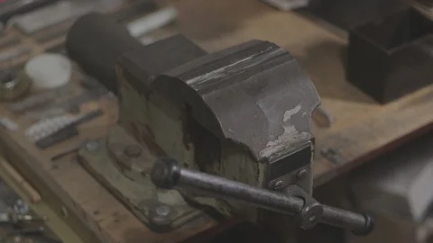 Old soviet mechanics bench vices are being contracted and expanded Vidéo 106263304