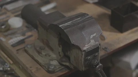 Old soviet mechanics bench vices are being contracted and expanded Vidéo 106263436