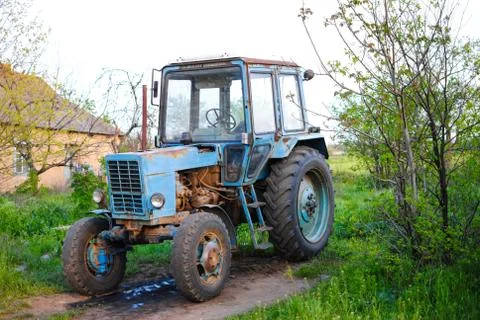 Old Soviet powerful tractor named "Belarus" Foto stock