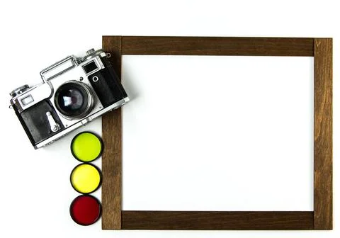 Old Soviet rangefinder analog camera with a bouquet of flowers. Foto stock