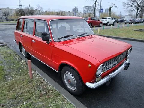 Old Soviet red cargo-and-passenger retro car Zhiguli VAZ-2102, standing in Kyiv Fotos Stock