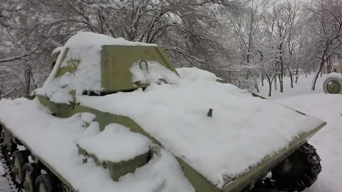 An old Soviet tank. Slow motion, Moving the camera. 스톡 동영상 87468828