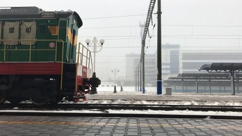 Old soviet train arrives at the station Video stock 103736947