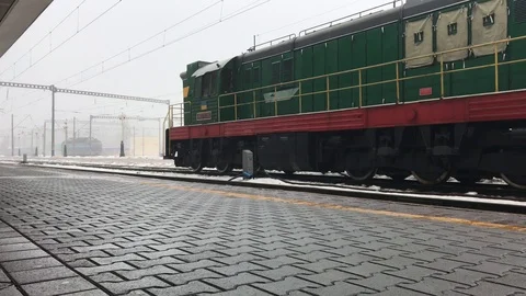 Old soviet train arrives at the station Video stock 103737067