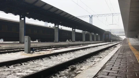 Old soviet train arrives at the station Video stock 103737126