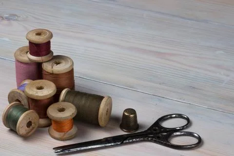 Old spools of thread on wooden background Foto stock