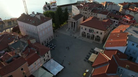 Old square in the city center Vidéo 170442729