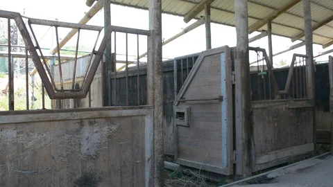 The old stable building at an abandoned ranch. Old interior. Vidéo 91440266