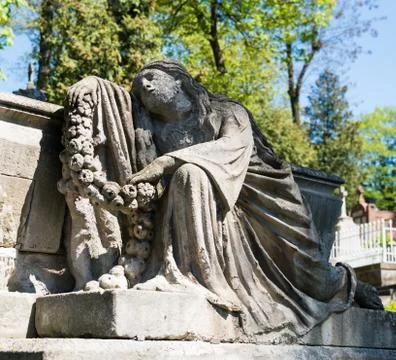Old statue on grave 库存照片