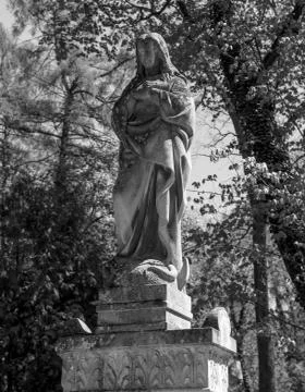 Old statue on grave 库存照片