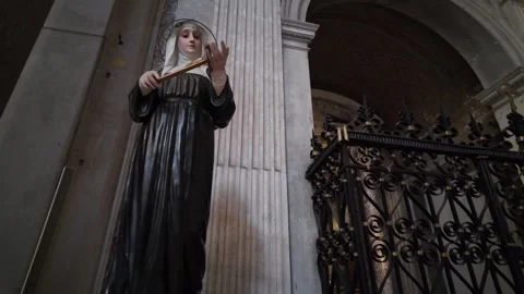 Old statue of Saint Rita of Cascia Patroness of Impossible Causes Vidéo 320400481