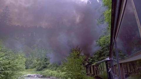 Old steam train going through the mountains 库存影片 113558712