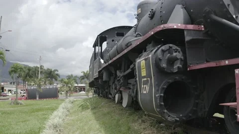 Old Steam Train Monument – Cinematic Ground-Level Pan in Urban Setting (D-Log) Vídeos de archivo 136431355