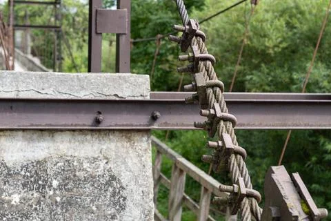 Old steel cable bridge support. Rusty metal wire rope construction on a sus.. Foto stock