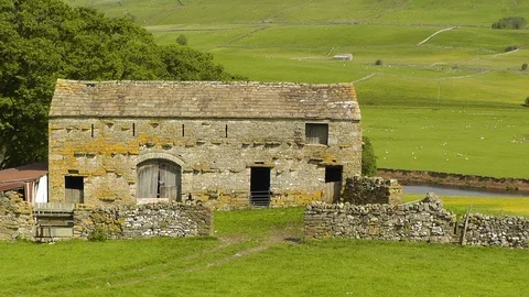 Old Stone Barn in the Yorkshire Dales Stock Footage 89714345