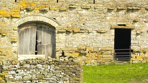Old Stone Barn in the Yorkshire Dales Stock Footage 89950762