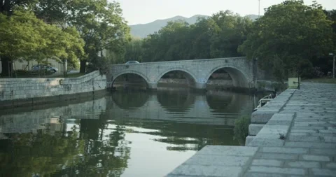Old stone bridge with 3 arches Vidéo 141742860