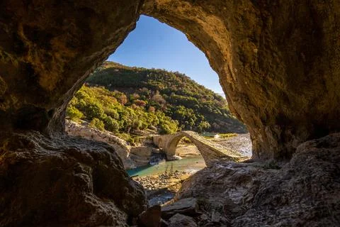 Old stone bridge with arch shape photographed during sunset. photo taken in Foto stock