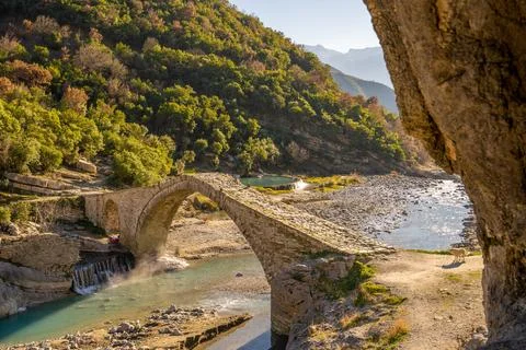Old stone bridge with arch shape photographed during sunset. photo taken in Foto stock