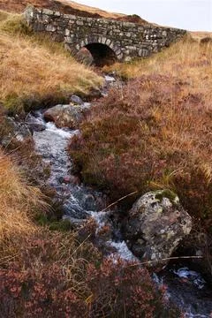 Old stone bridge over stream on Rannoch moor in Scottish Highlands Stock-Fotos