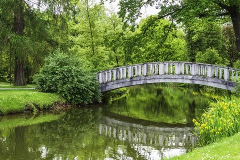Old Stone Bridge is Reflected in the Green Water Foto stock