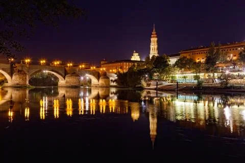 Old stone bridge through the river ebro in zaragoza, spain Fotos Stock