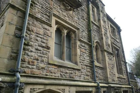 Old Stone Building, Gothic Windows, St Winefrides Well, North Wales. 库存照片