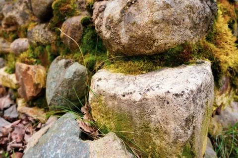 Old stone building with moss Foto stock
