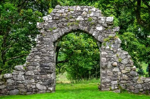 Old stone entrance wall in green garden Foto stock